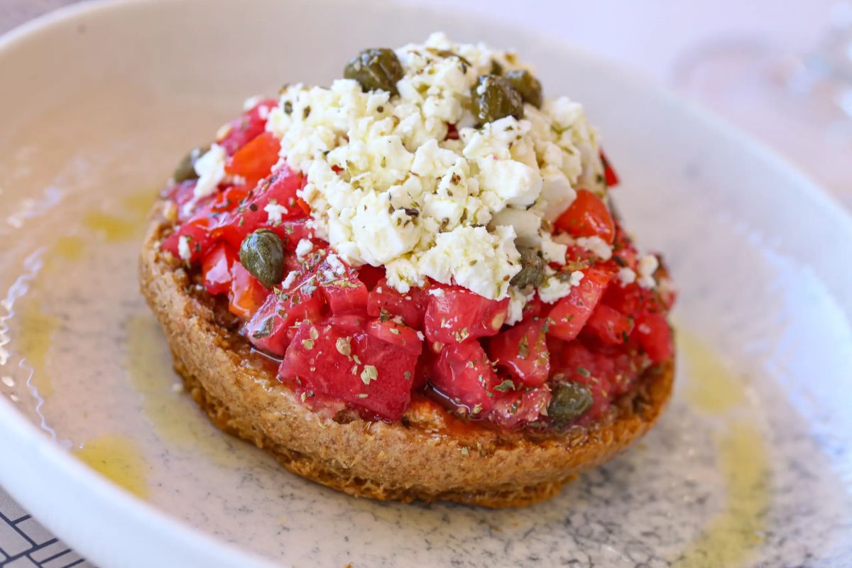 Ντάκος με ντομάτες από το μποστάνι