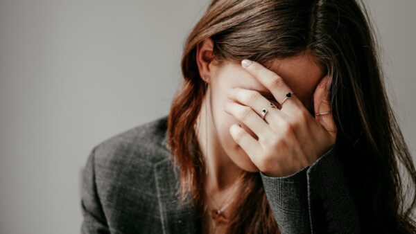 Μια κοπέλα απογοητευμένη