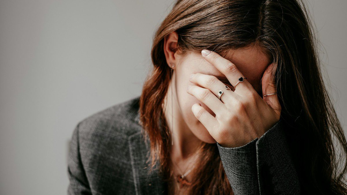 Μια κοπέλα απογοητευμένη