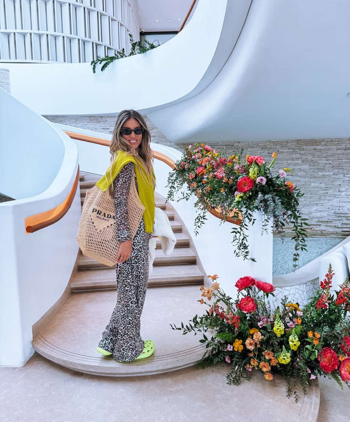 Λεοπάρ μαγιό και beachwear φοράει η Αθηνά Οικονομάκου