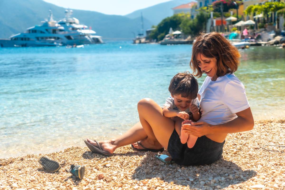 μαμά και παιδί στην παραλία