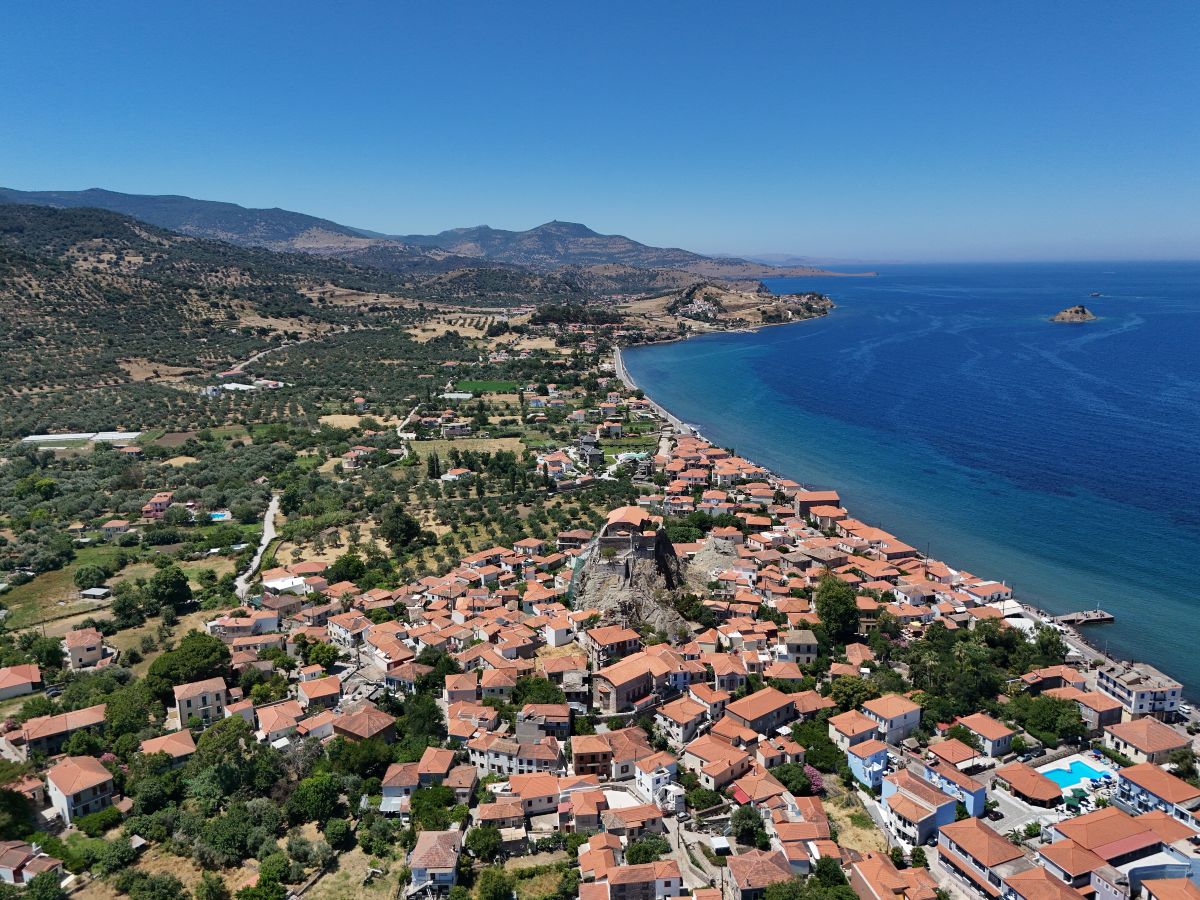 Ο οικισμός της Πέτρας και η εκκλησία της Παναγίας της Γλυκοφιλούσας