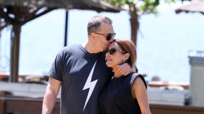 Ο Πάνος Ιωάννου φιλάει στο μέτωπο τη Μαριάντα Πιερίδη