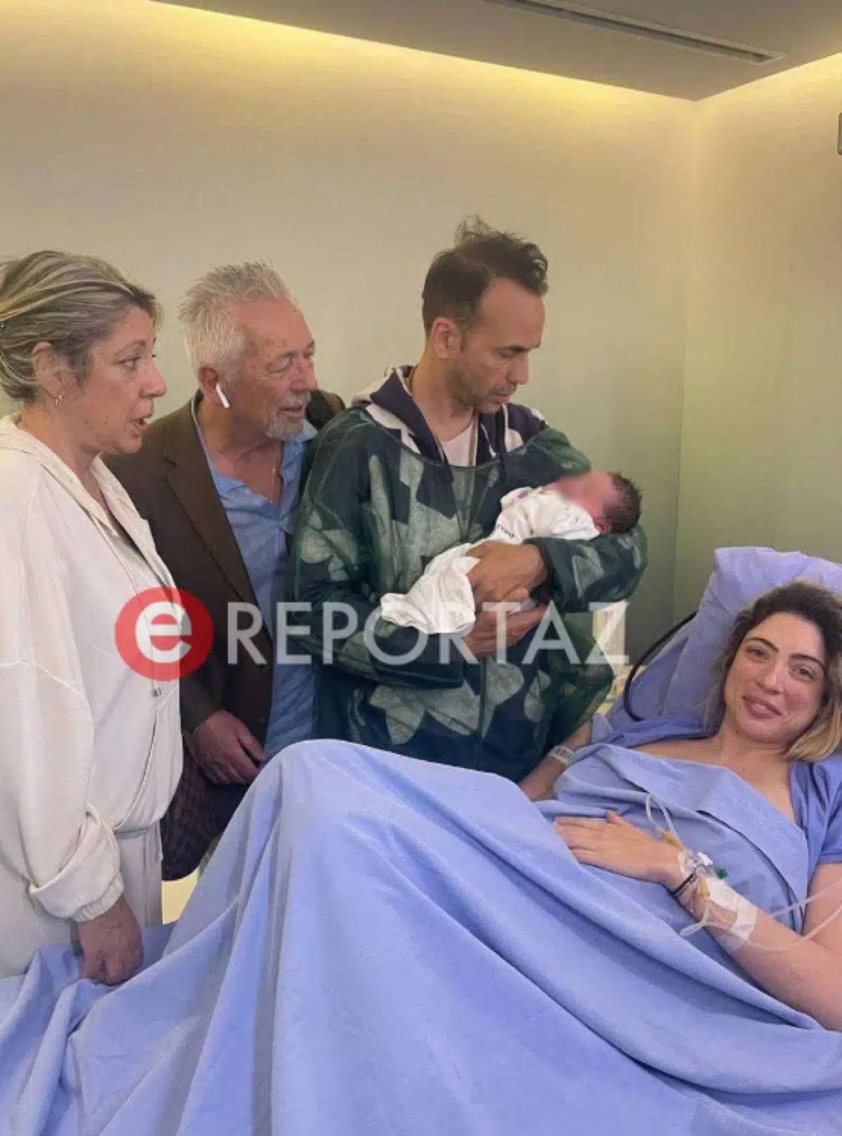 Ο Πάνος Μουζουράκης μαζί με την Μαριλού Κόζαρη στο μαιευτήριο