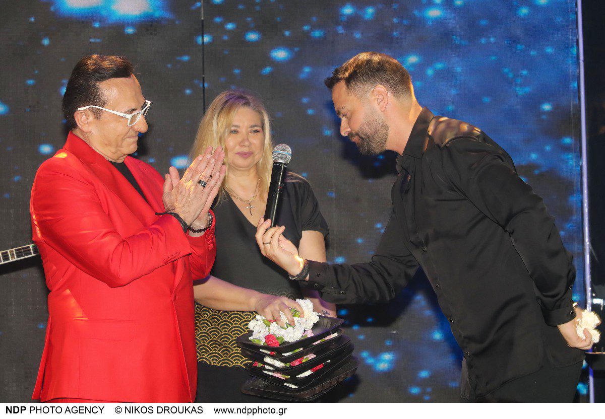 Ο Λευτέρης Πανταζής και ο Ηλίας Βρεττός στα μπουζούκια