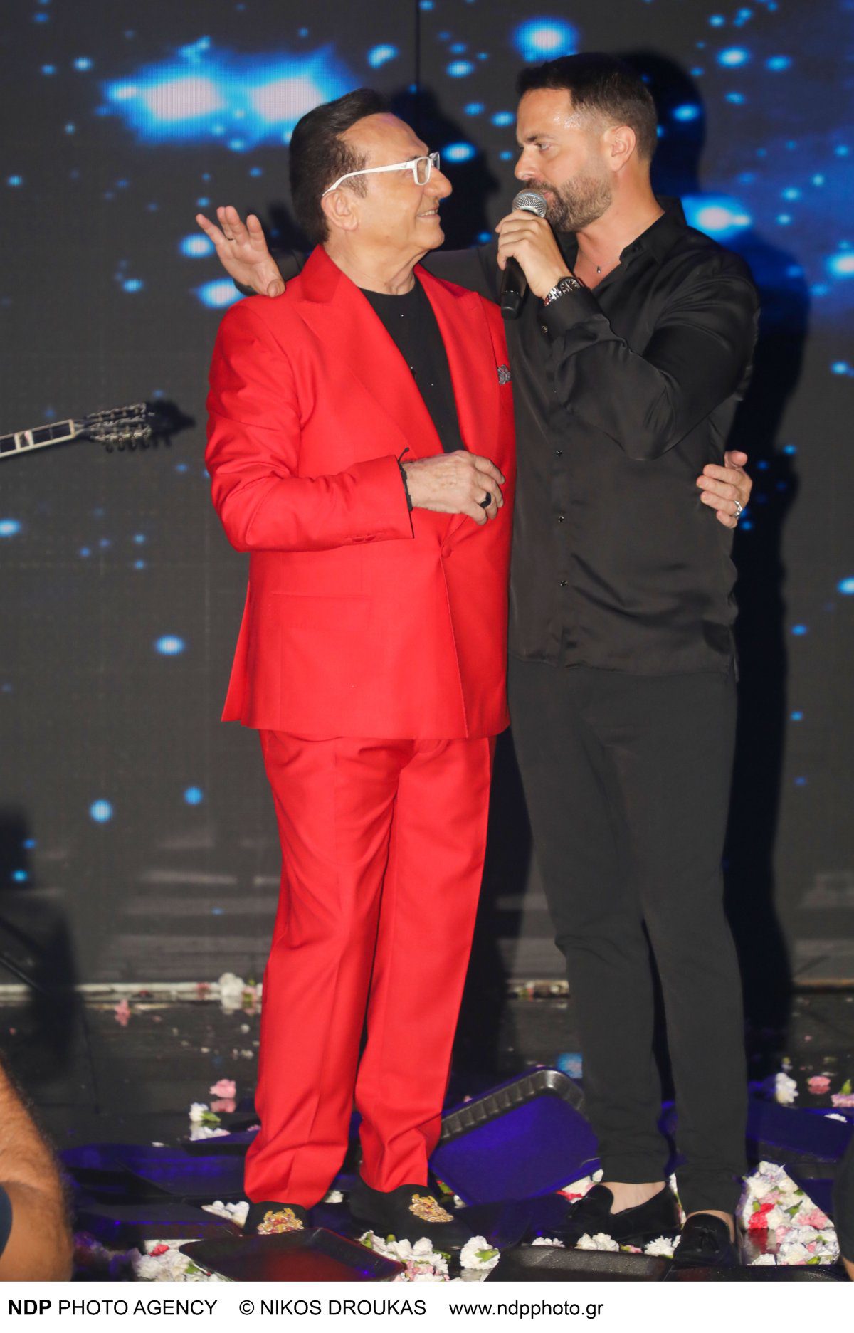 Ο Λευτέρης Πανταζής και ο Ηλίας Βρεττός τραγουδάει δίπλα του στα μπουζούκια