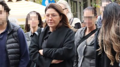 Η Έλενα Παπαρίζου σε δρόμο της Αθήνας