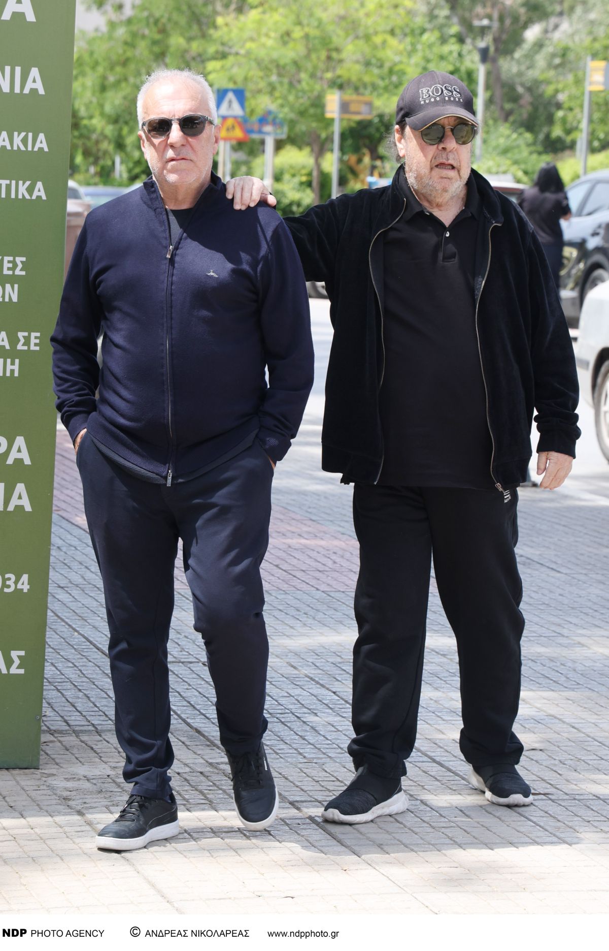 Ο Γιάννης Πάριος υποβασταζόμενος στην κηδεία του Αχιλλέα Θεοφίλου