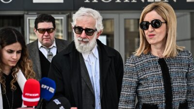 Ο Πέτρος Φιλιππίδης έξω από τα δικαστήρια