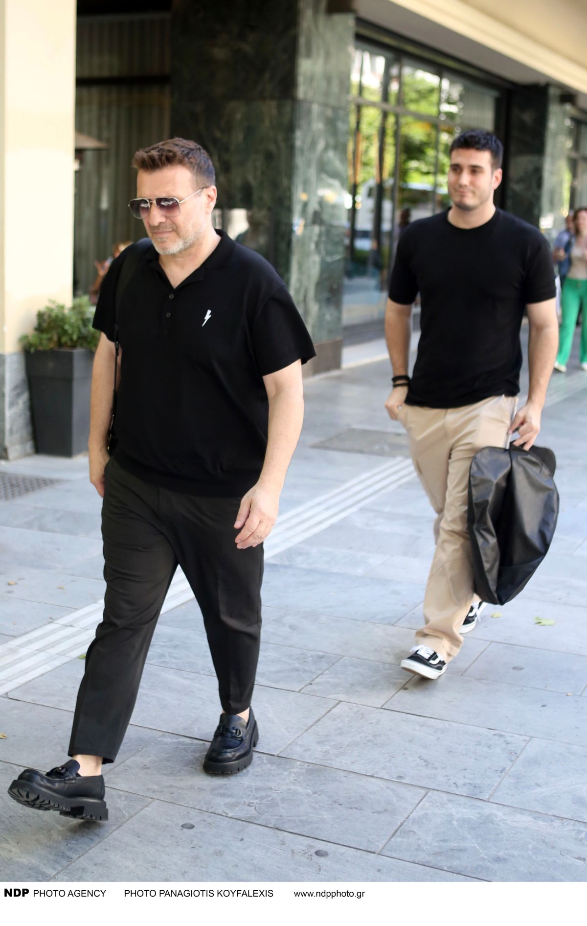 Ο Γιάννης Πλούταρχος και ο μεγάλος γιος του στο κέντρο της Αθήνας