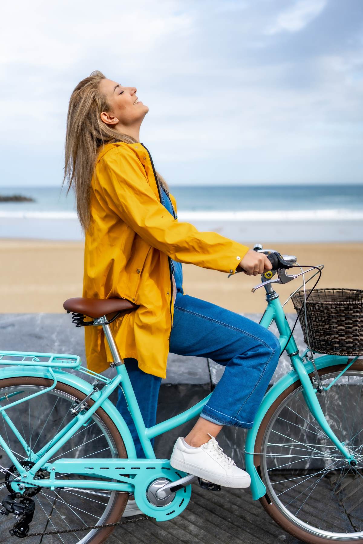 γυναίκα με ποδήλατο