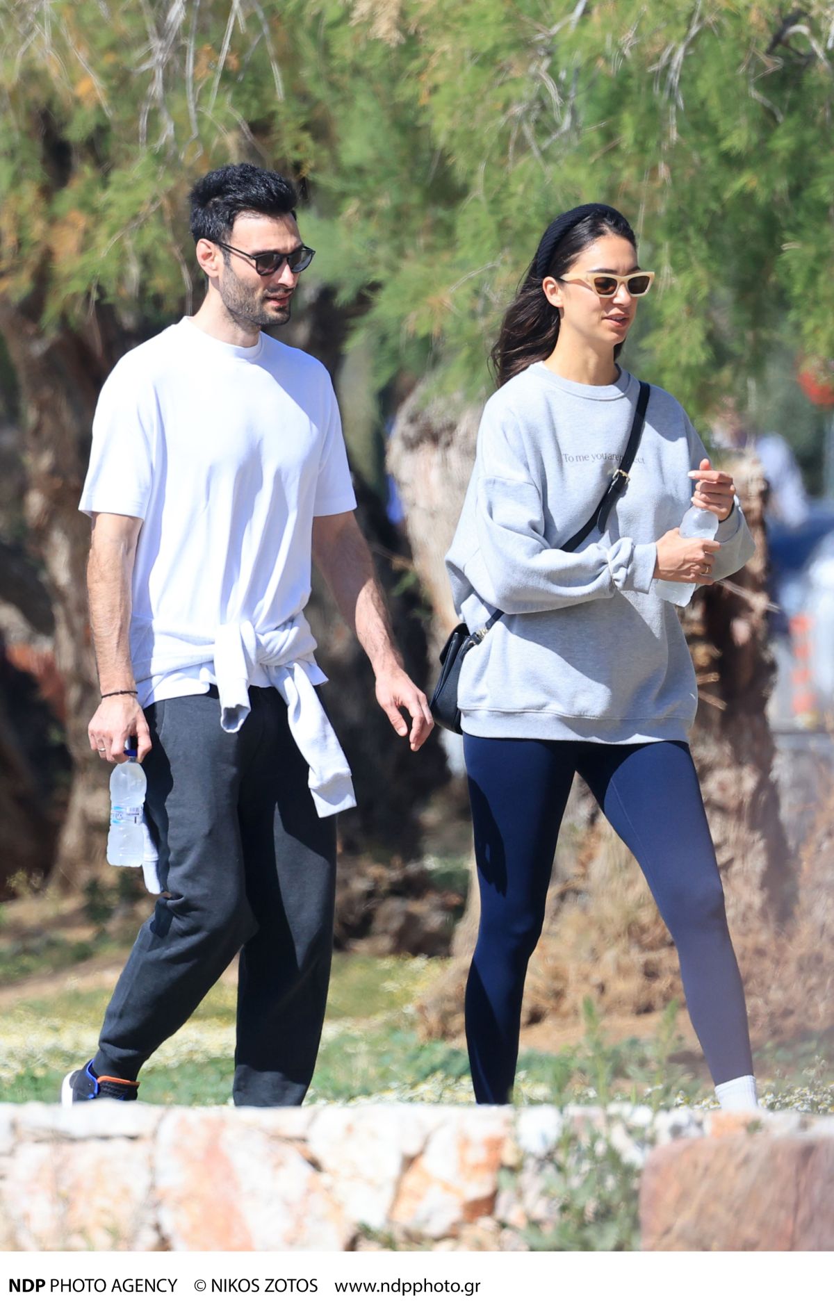 Ο Νικήτας Νομικός και η Άννα Πρέλεβιτς στη Γλυφάδα για βόλτα