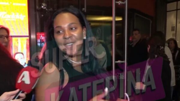 Η Ρασέλ με φουσκωμένη κοιλιά