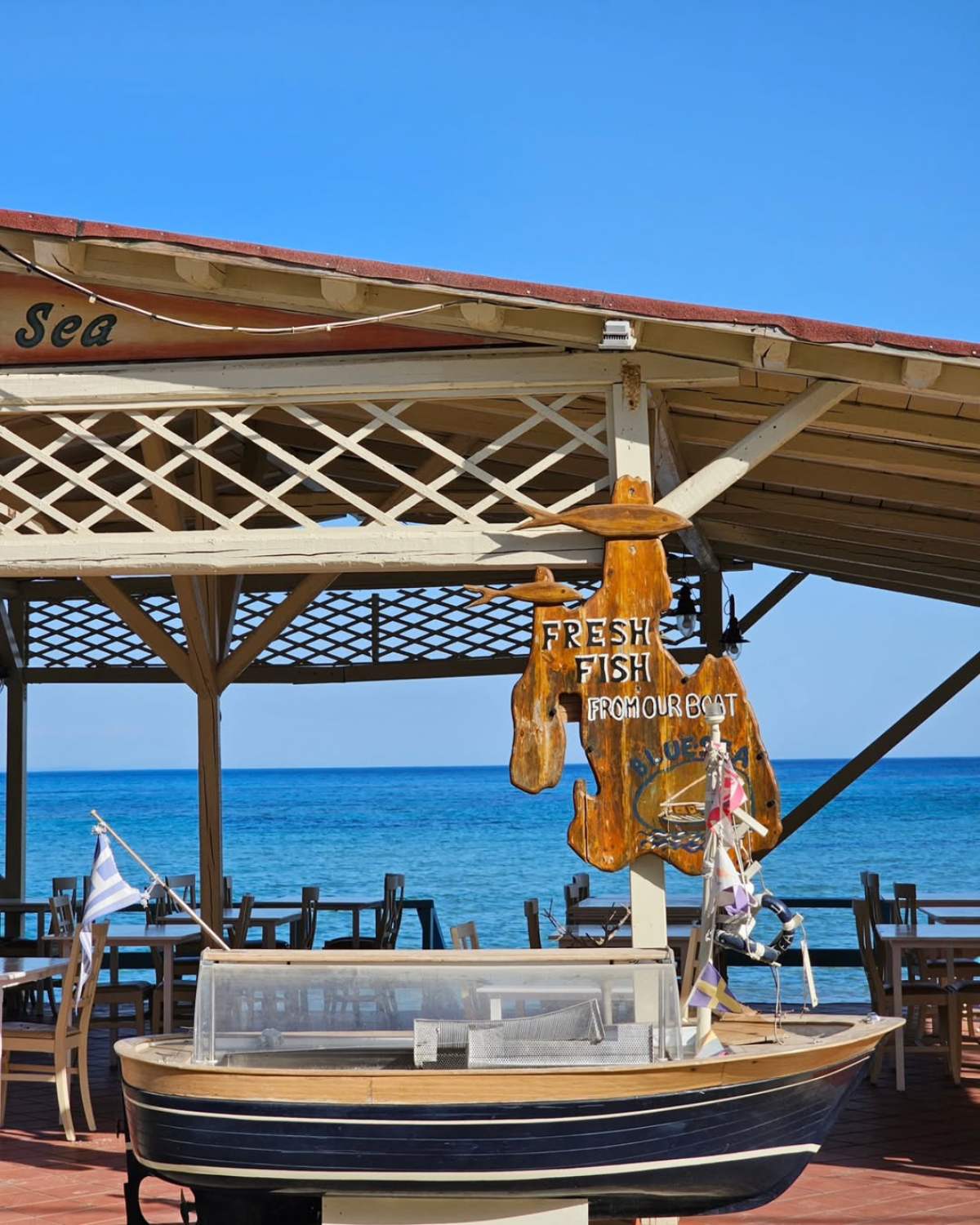 Το Blue Sea είναι η καθιερωμένη στάση στο Κατελειό Κεφαλονιάς για απόλαυση πάνω στη θάλασσα