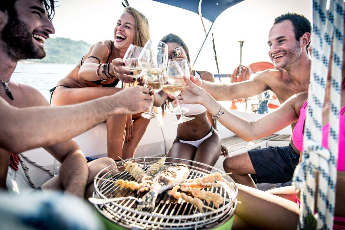 παρέα σε ιστιοπλοϊκό 