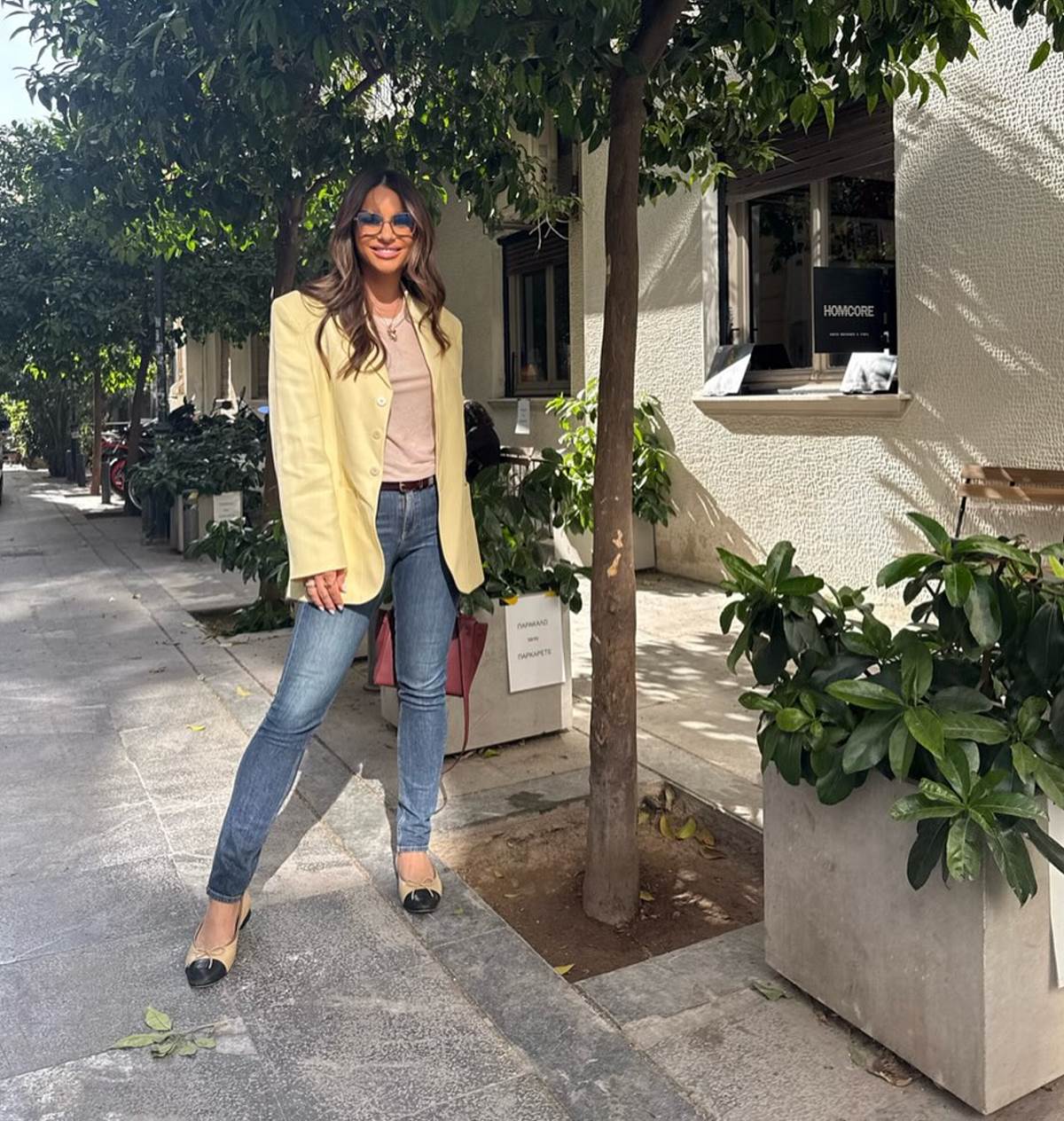 Η Ελένη Τσολάκη έξω από το στούντιο