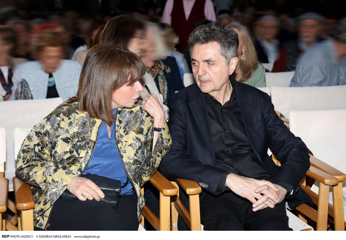 Η Κατερίνα Σακελλαροπούλου συζητάει σε σπάνια δημόσια έξοδο με τον σύντροφό της, Παύλο Κοτσώνη