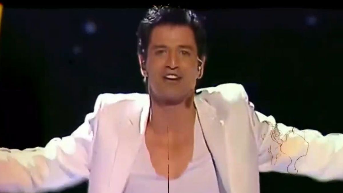 Ο Σάκης Ρουβάς στην εμφάνισή του στην Eurovision το 2004