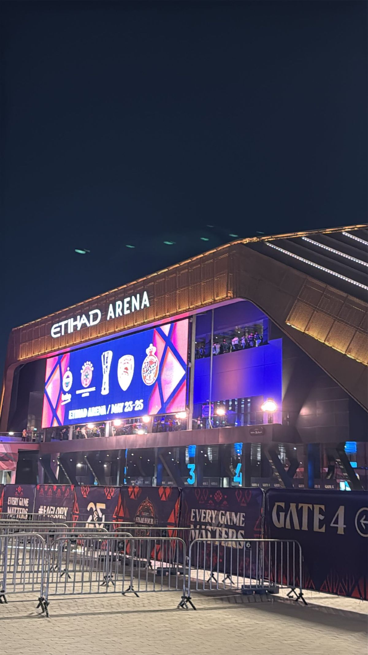 Ο Snik στο Άμπου Ντάμπι