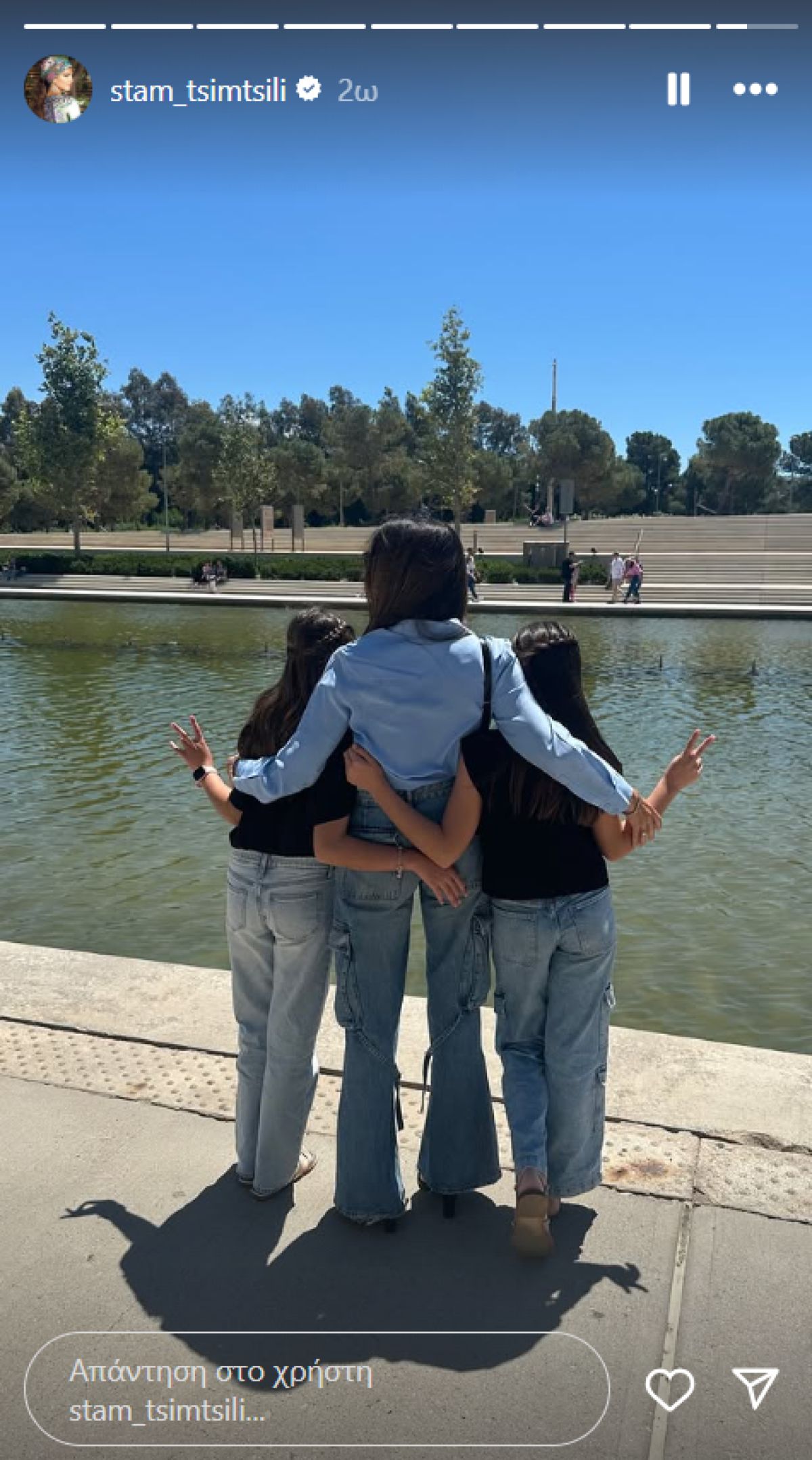 Η Σταματίνα Τσιμτσιλή μαζί με τις κόρες της 