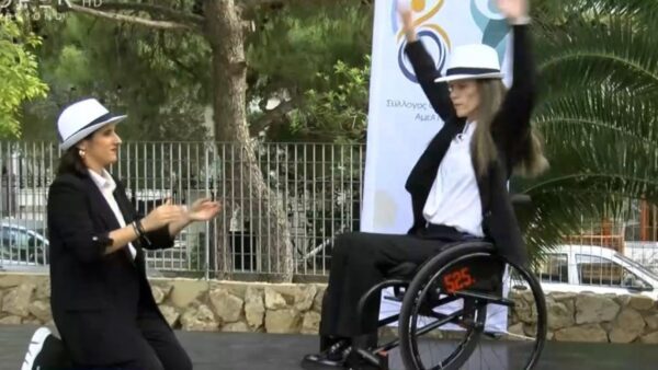 Η Αλεξάνδρα Σταματοπούλου χορεύει ζεϊμπέκικο