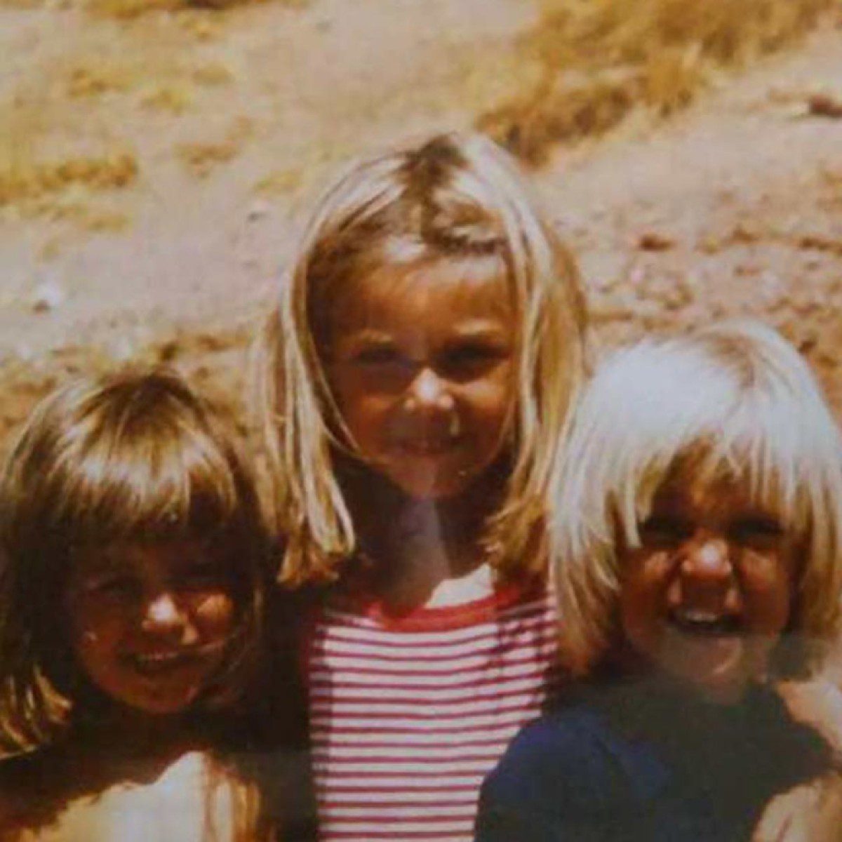 Η Τατιάνα Στεφανίδου με τον ξάδελφο της και τη φίλη της τη Ζωίτσα, ένα καλοκαίρι στο Σούνιο