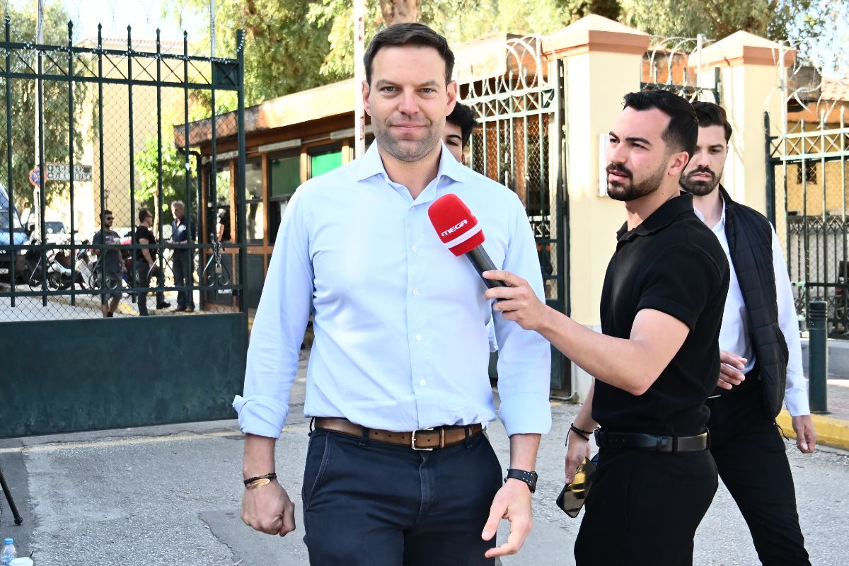 Ο Στέφανος Κασσελάκης έξω από τα δικαστήρια