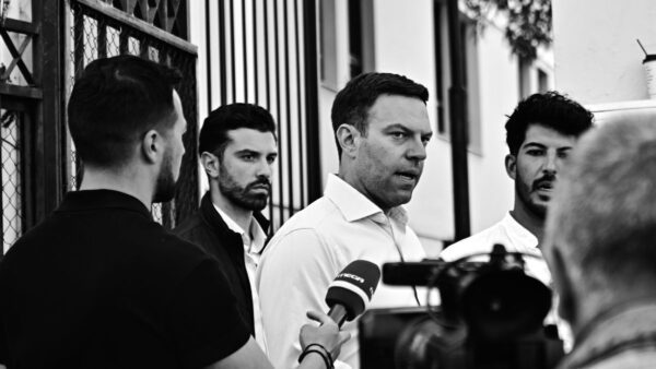 Ο Στέφανος Κασσελάκης έξω από τα δικαστήρια