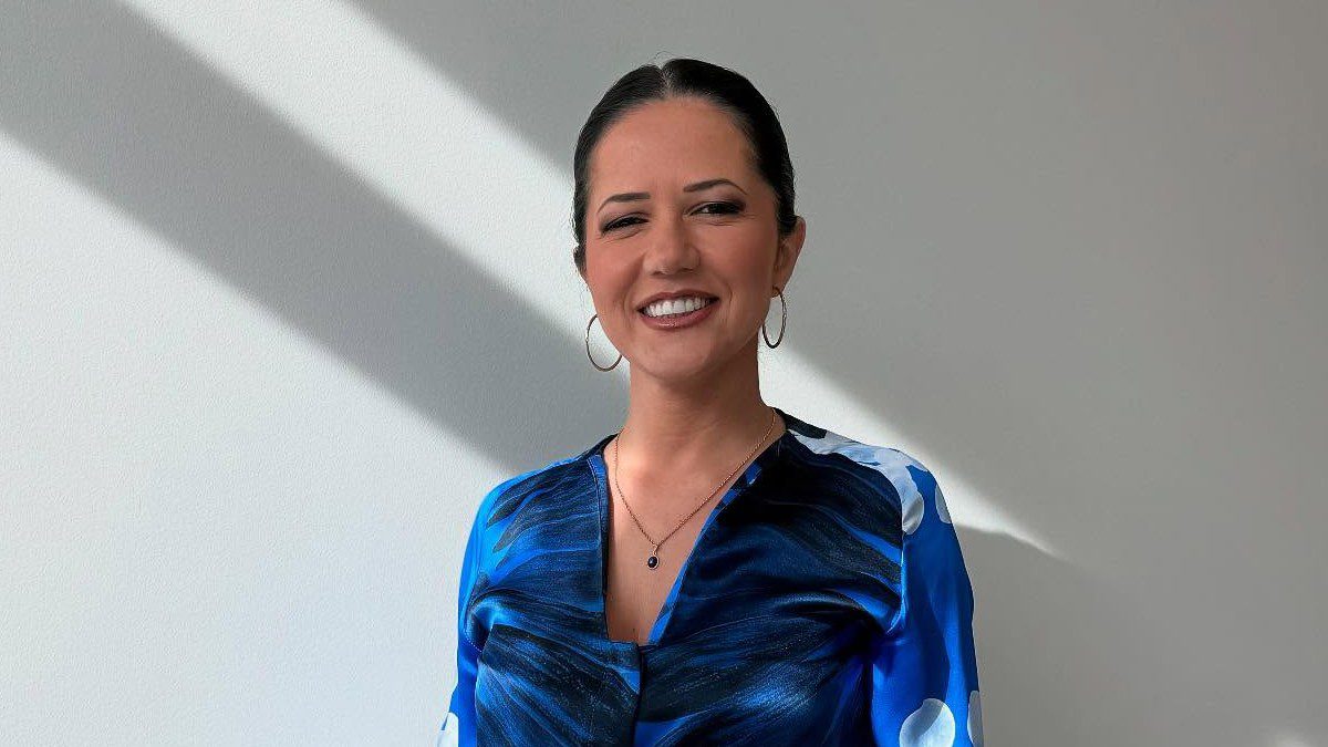 Απίστευτη αποκάλυψη από τη Στέλλα Γκαντώνα: «Μου σκίστηκε λευκό παντελόνι κατά τη διάρκεια εκπομπής και...»