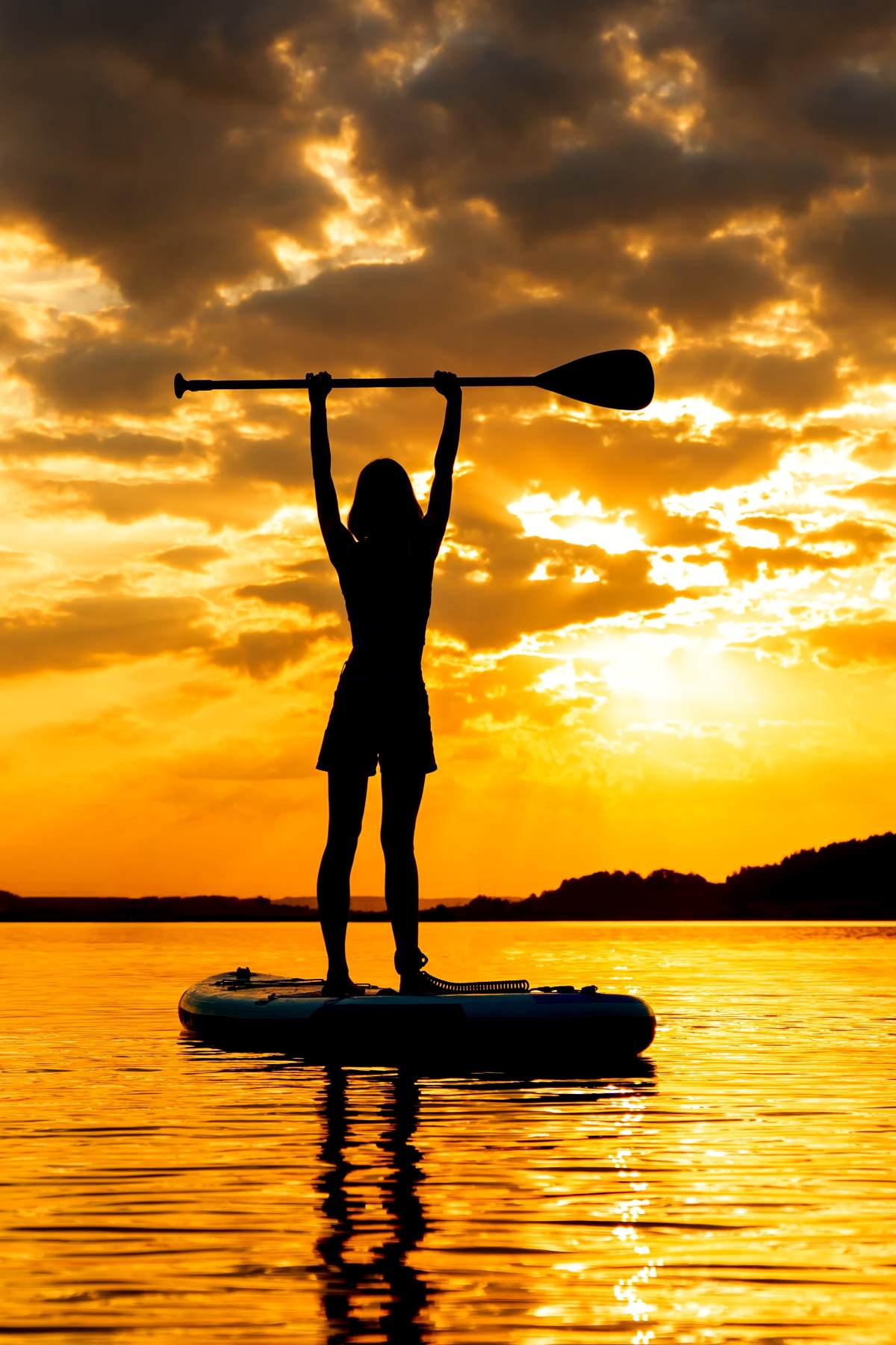 Κοπέλα κάνει SUP το ηλιοβασίλεμα