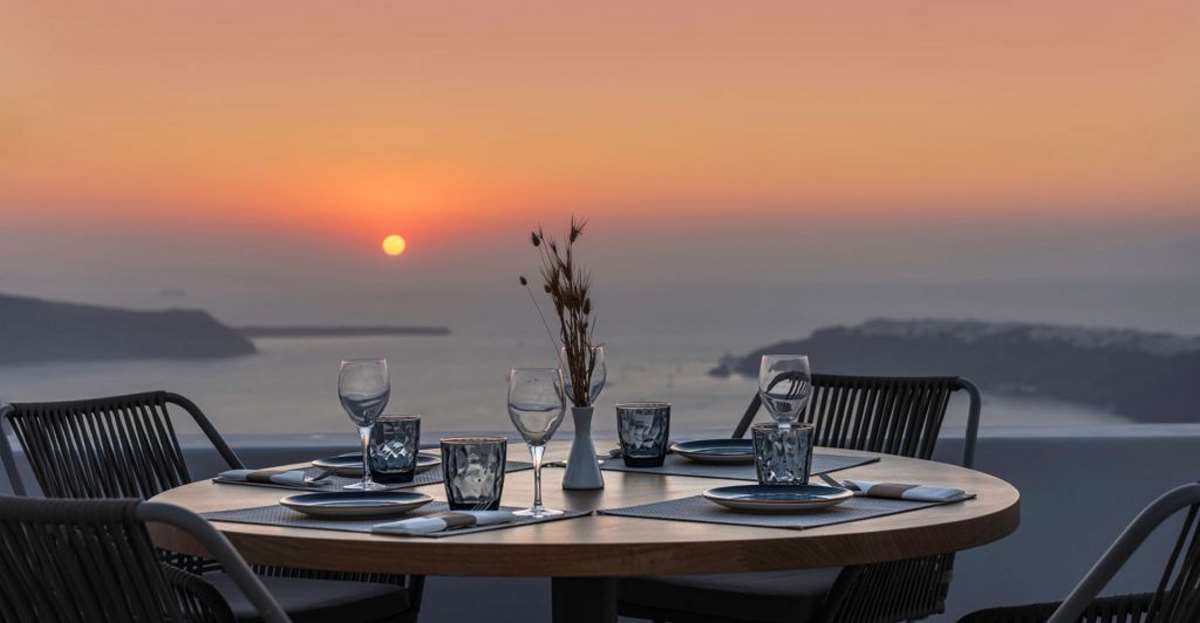 δείπνο στο ηλιοβασίλεμα σαντορίνη