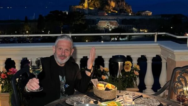 Ο Τάσος Δούσης μπροστά από την Ακρόπολη το βράδυ