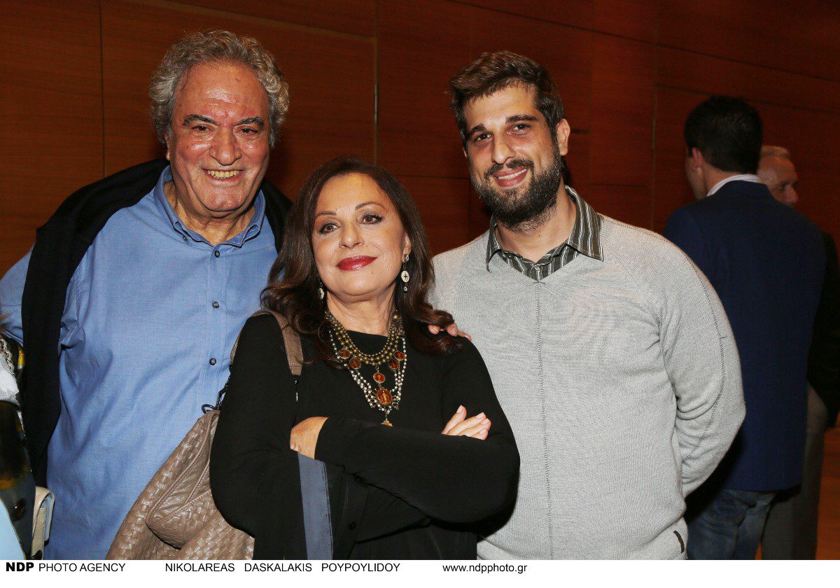 Ο Αχιλλέας Θεοφίλου με την Χάρις Αλεξίου και το παιδί τους παλαιότερα