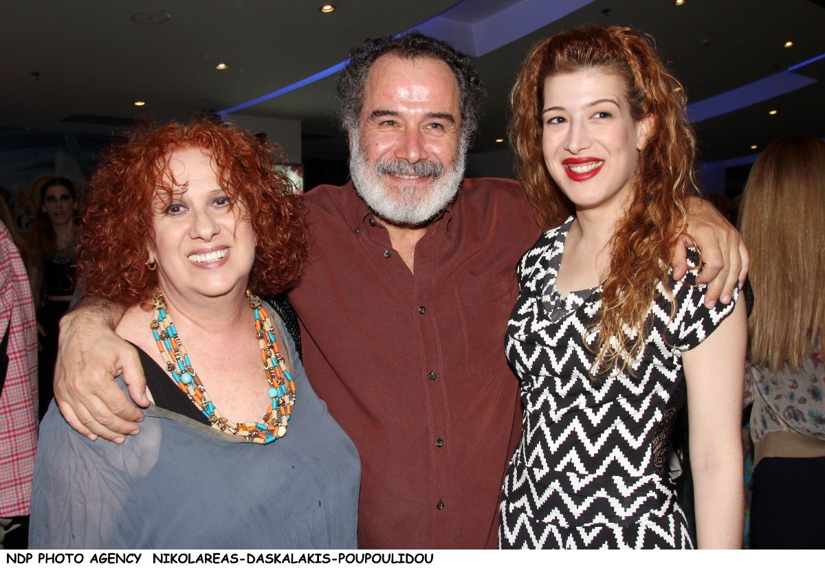 Ο Θοδωρής Κατσαφάδος με την κόρη του και την σύζυγό του