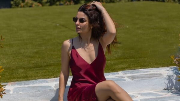 Η Τόνια Σωτηροπούλου με σατέν φόρεμα