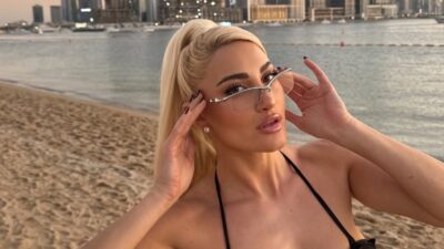 Η Ιωάννα Τούνη σε παραλία