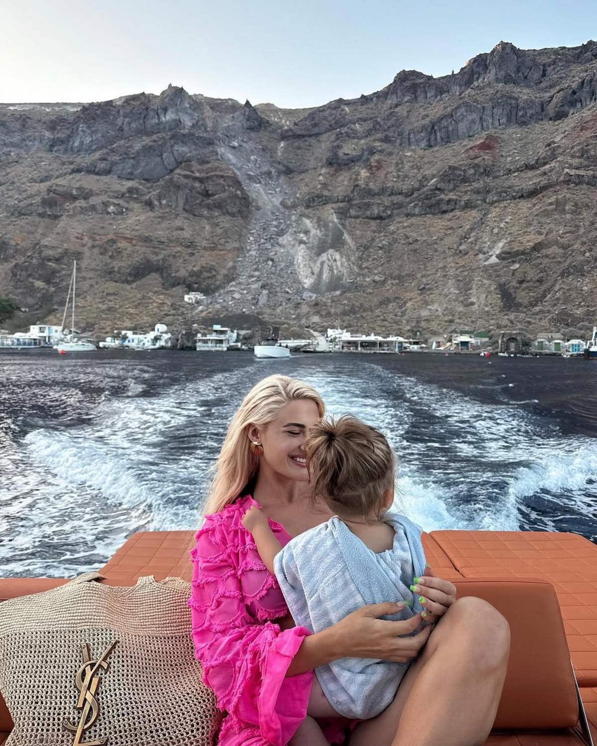 H Ιωάννα Τούνη με τον Πάρη στη Σαντορίνη