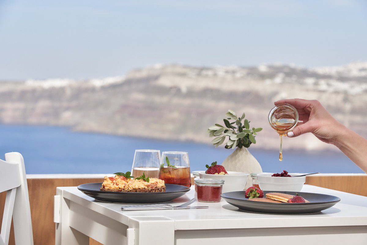 Πλούσιο πρωινό με θέα την καλντέρα