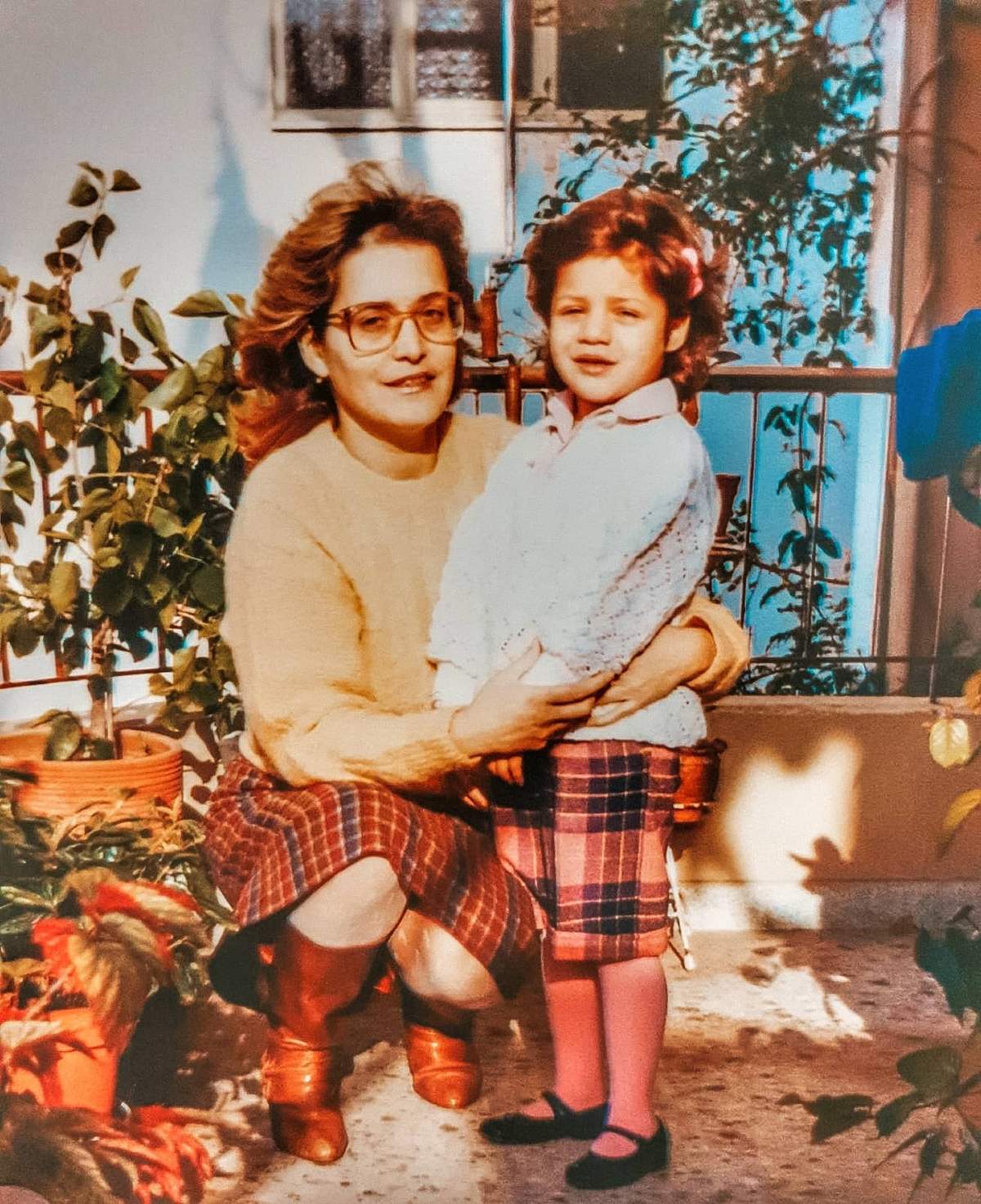 Η Τζένη Θεωνά σε μικρή ηλικία, αγκαλιά με την μητέρα της 