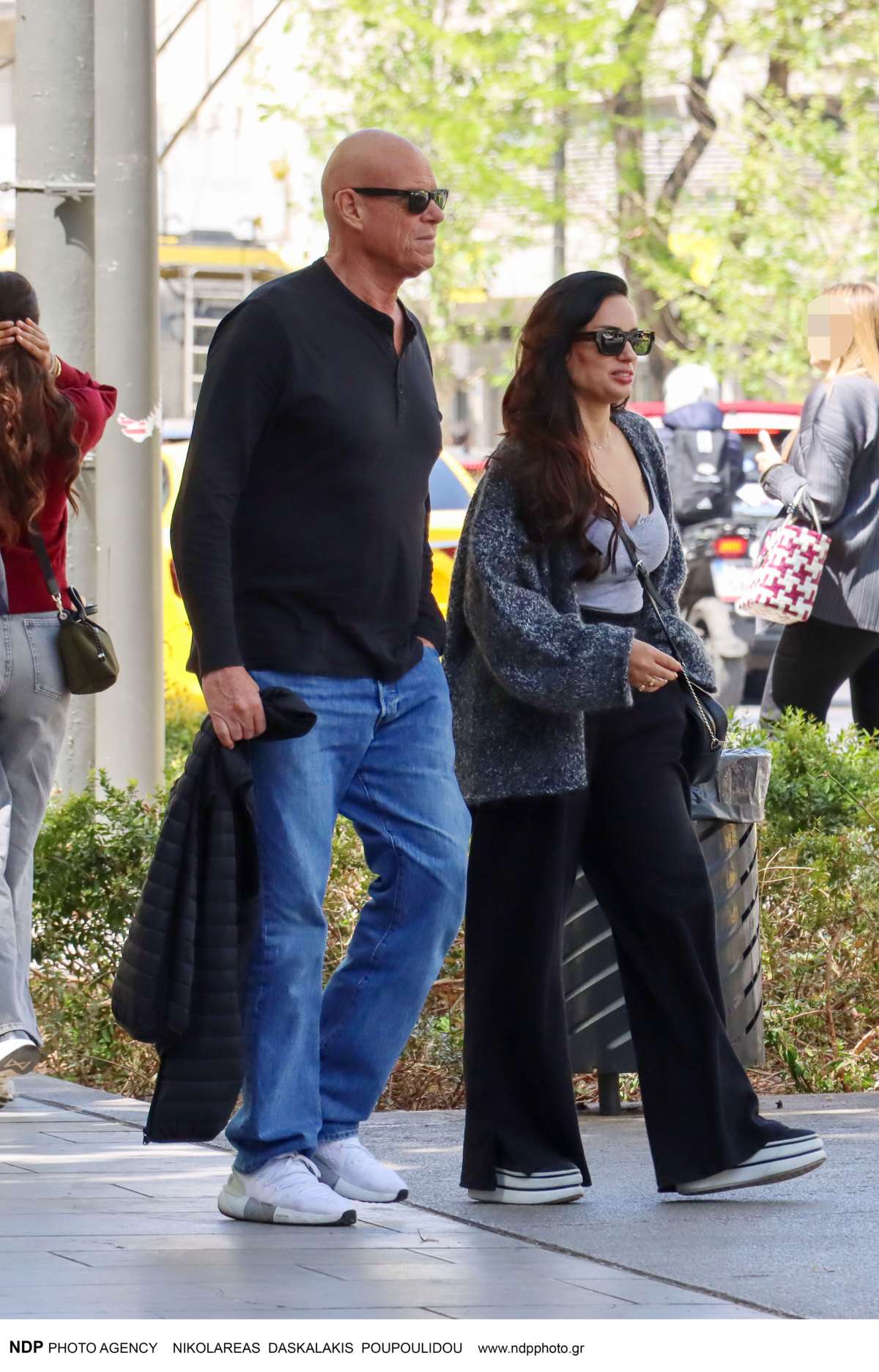 Ο Τζώνη Καλημέρης και η Ελπίδα Ιακωβίδου στο κέντρο της Αθήνας