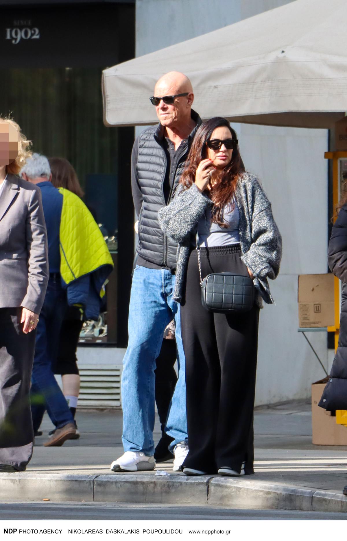 Ο Τζώνη Καλημέρης και η Ελπίδα Ιακωβίδου στο κέντρο της Αθήνας