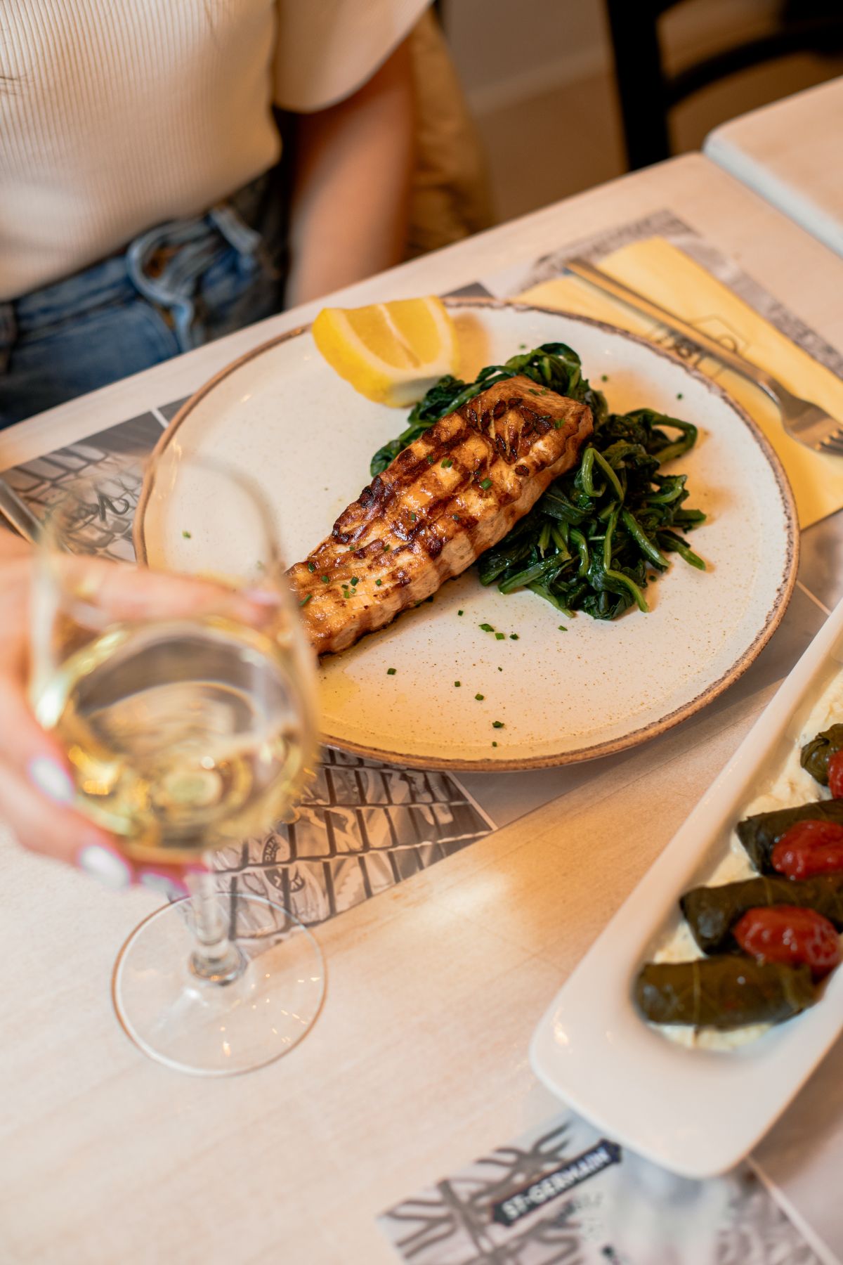 Σολομός με χόρτα εποχής