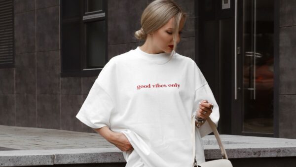 Kοπέλα με λευκό μπλουζάκι