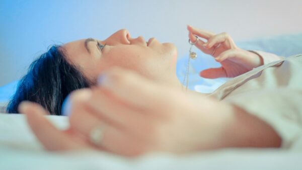 Γυναίκα ενισχύει αδυνάτισμα με ύπνο