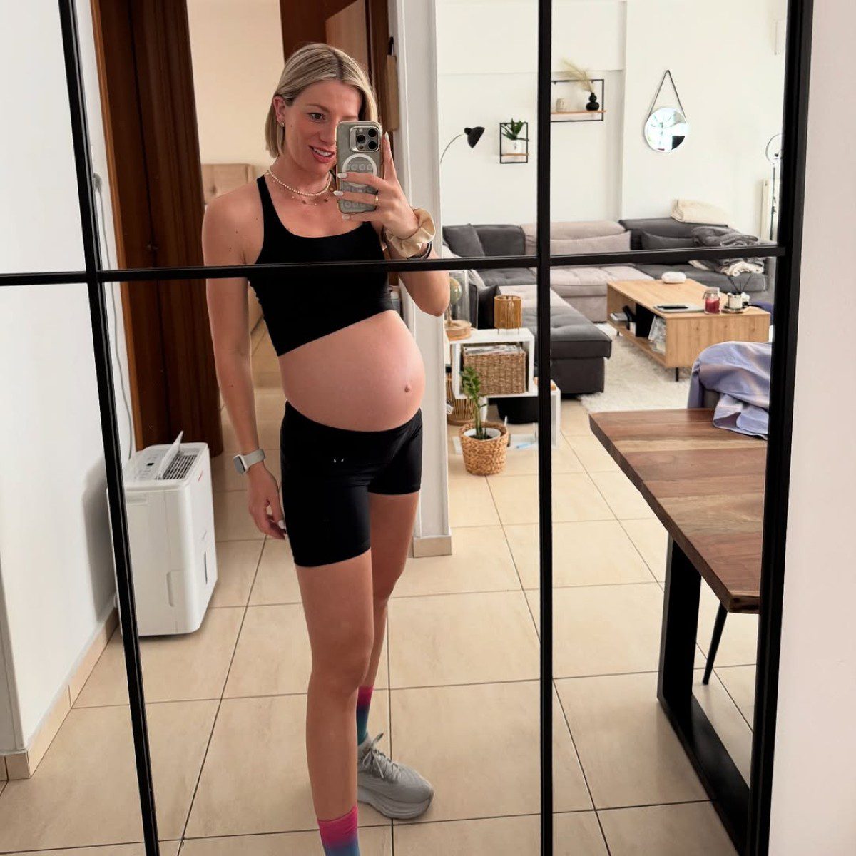 Η Ελένη Χαμπέρη με φουσκωμένη κοιλίτσα προς το τέλος της εγκυμοσύνης της