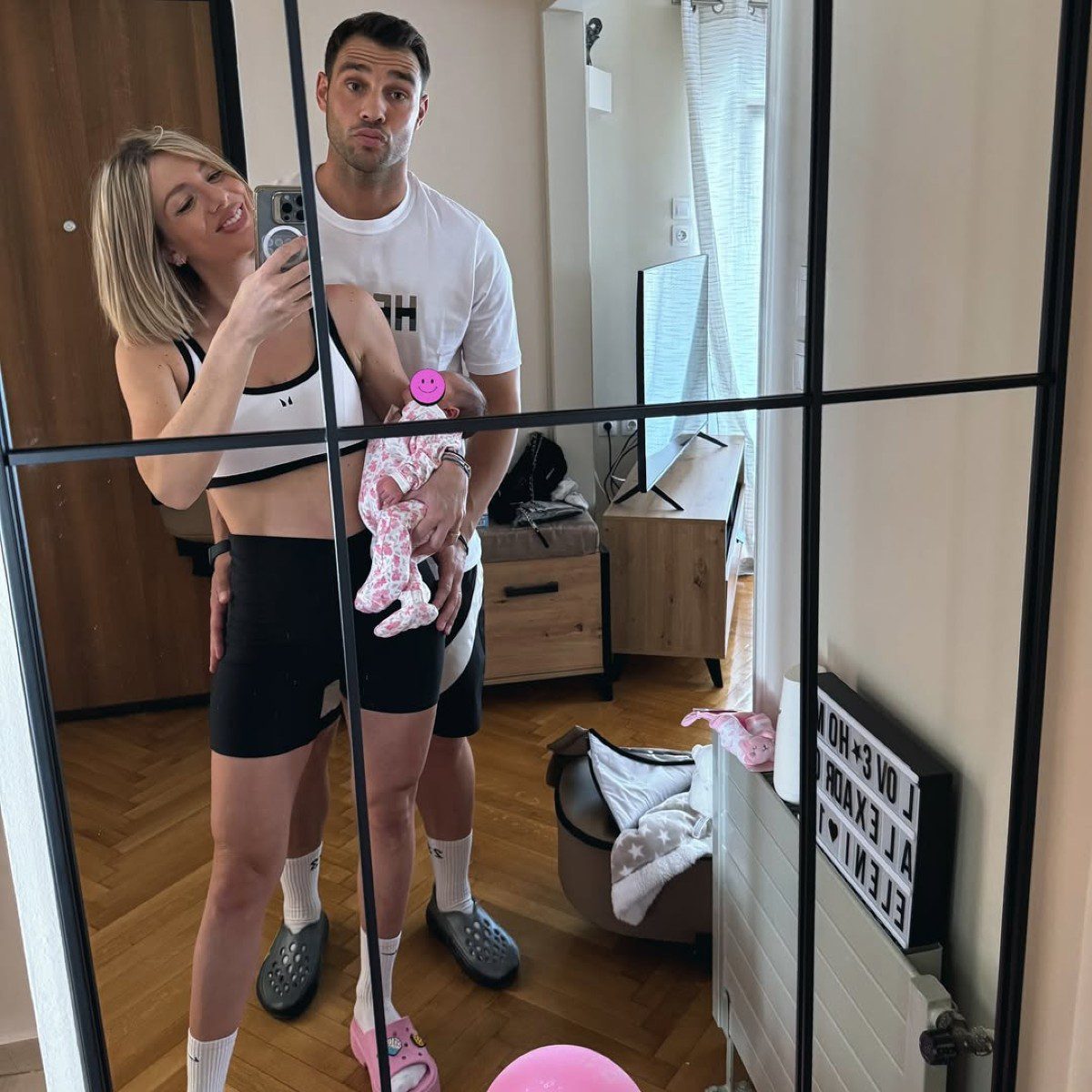 Η Ελένη Χαμπέρη με τον σύζυγό της και το μωρό τους