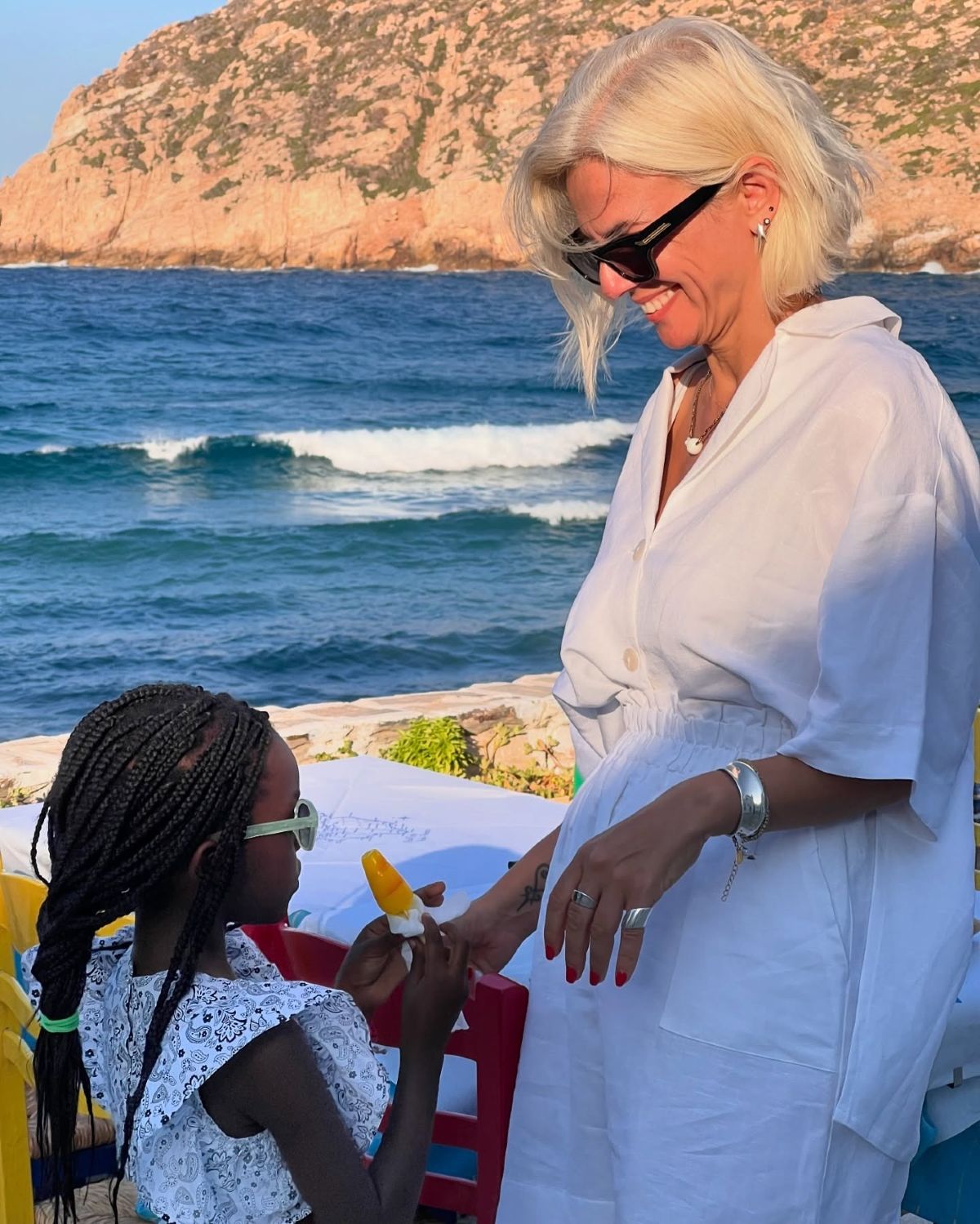 Η Χριστίνα Κόντοβα στην Νάξο με την κόρη της