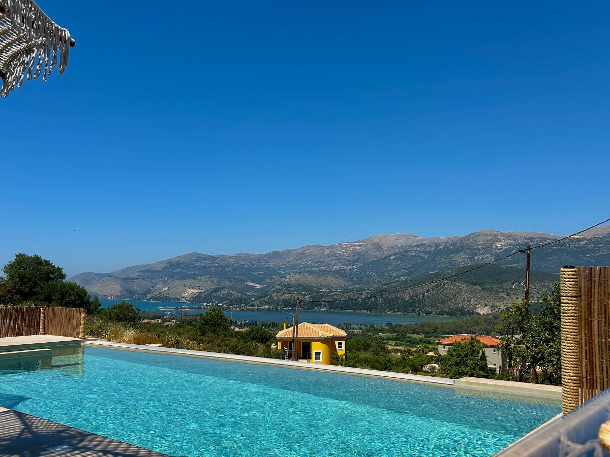 Χαλάρωση στην πισίνα με εντυπωσιακή θέα στο Αργοστόλι