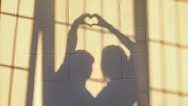 ζευγάρι που η σκιά του σχηματίζει καρδούλα