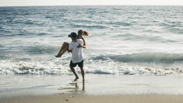 Ένα ζευγάρι αγκαλιάζεται στην θάλασσα